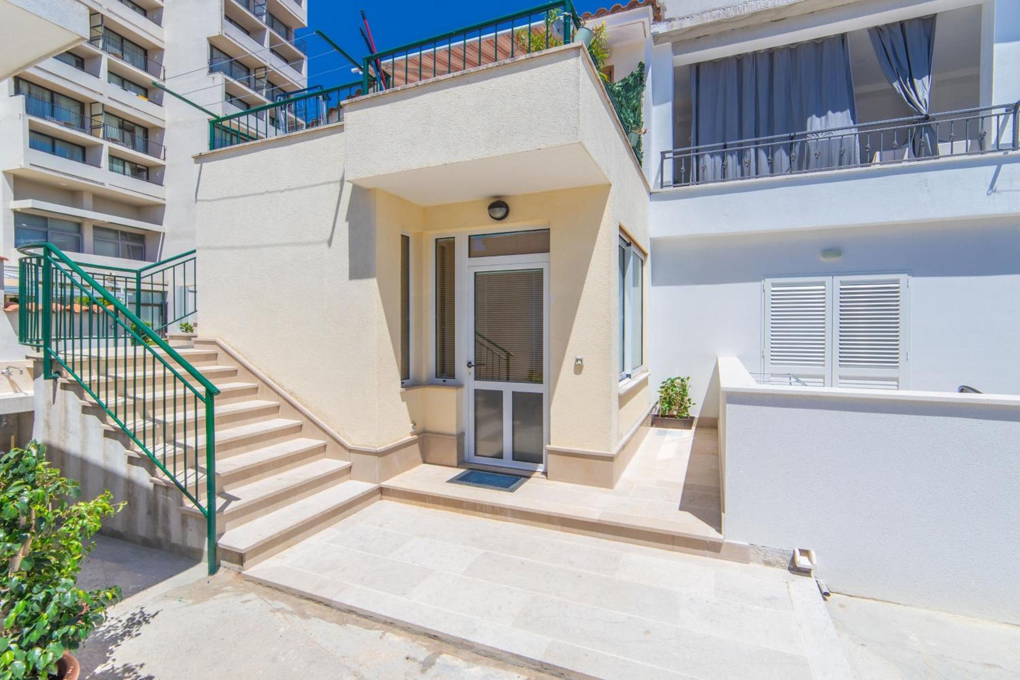 Lalu Apartment *