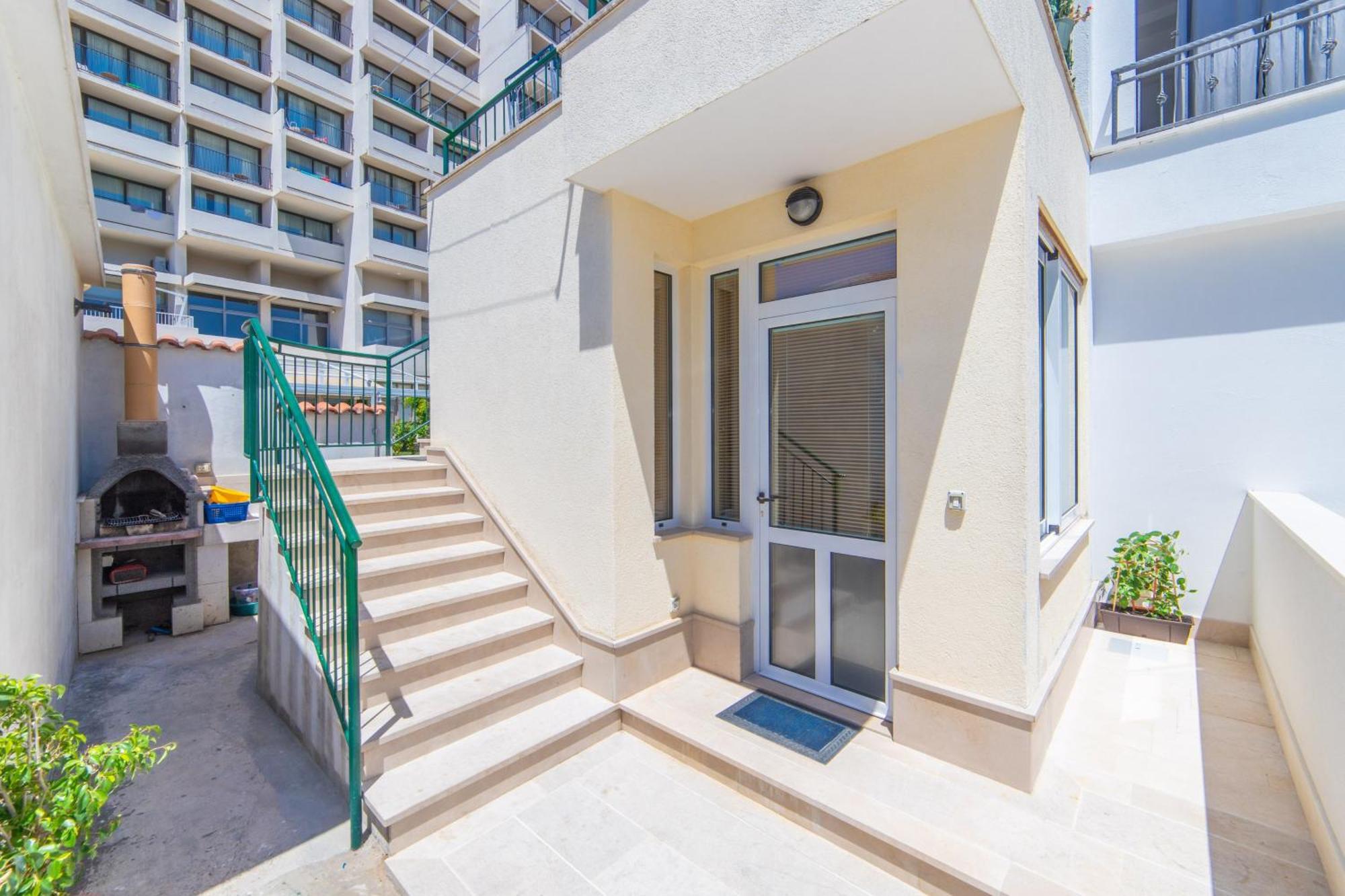Lalu Apartment